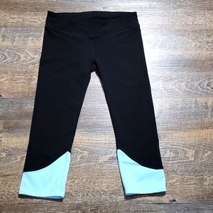 Woman's sport Capris black and blue by GapFit rear center pocket with zipper